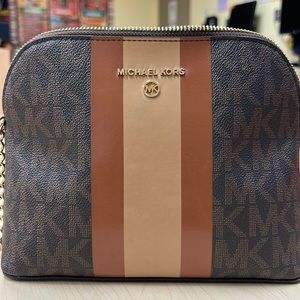 Micheal Kors Center Stripe Dome Crossbody Bag. USED!! GOOD CONDITIONS…